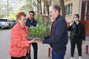 По инициативе Игоря Седова в астраханских дворах высадили тысячи цветов