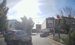 В Астрахани заметили перекресток, где все едут на красный