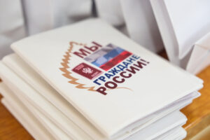 Игорь Мартынов вручил паспорта отличившимся астраханским школьникам