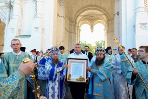 Астраханский губернатор встретил чудотворную Казанскую икону Божией Матери