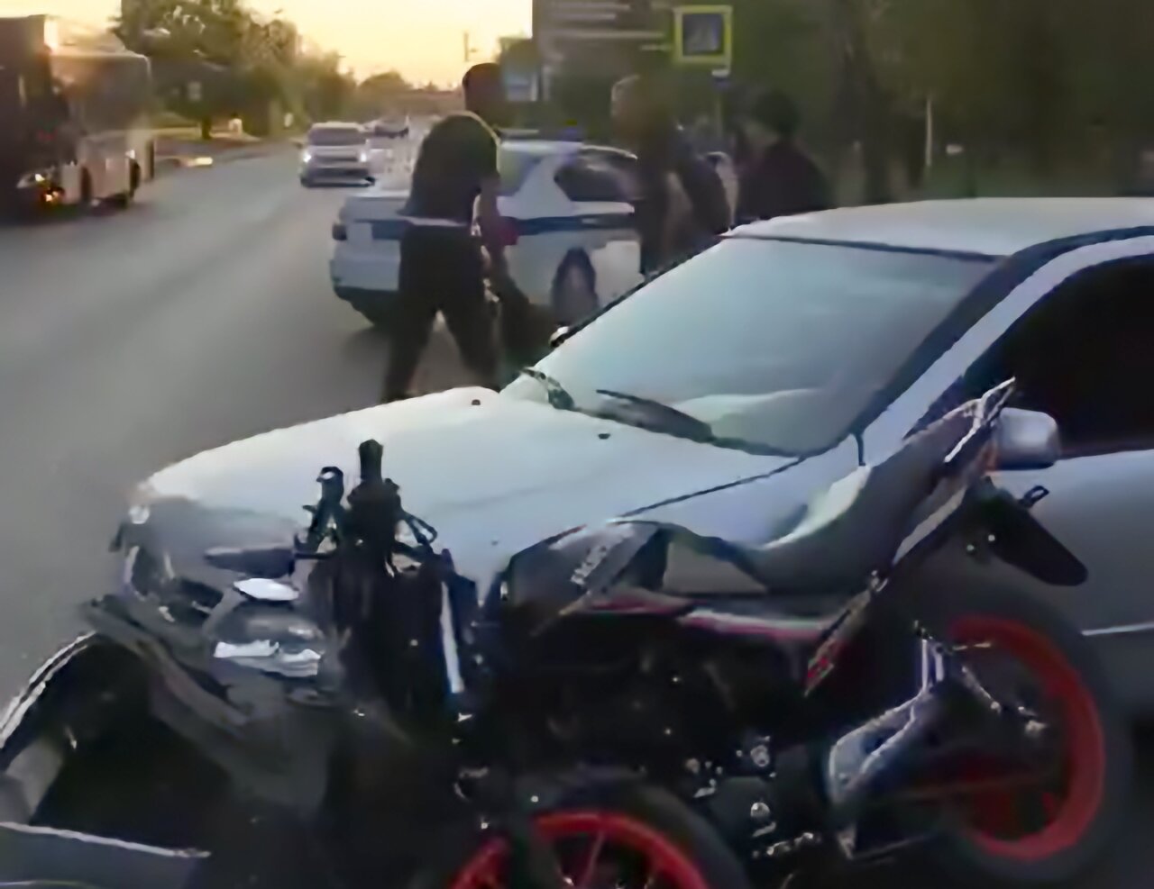 На Бабаевского убегавший от полиции мотоциклист протаранил выезжавший «Ниссан»