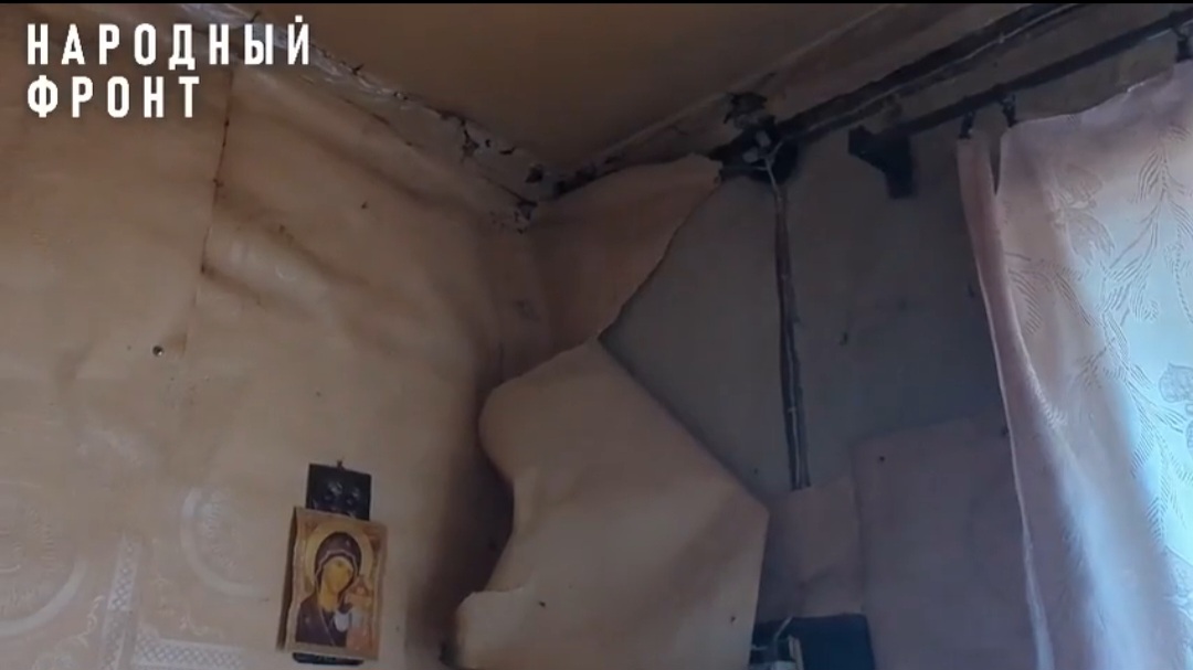 В Астрахани несколько семей живут в падающем доме