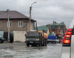 Воду с астраханских улиц откачивают круглосуточно