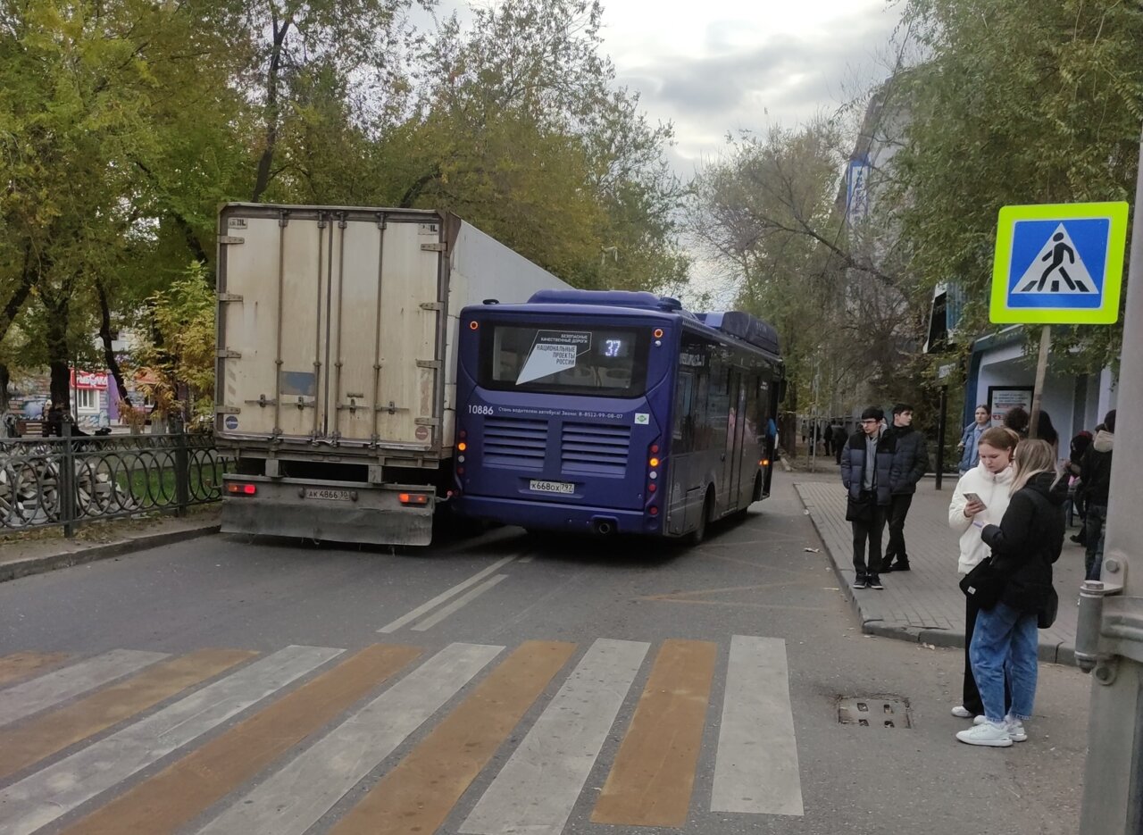 Авария автобуса и грузовика перекрыла улицу Савушкина