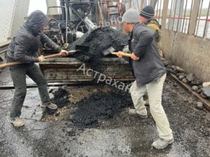 На Старом мосту заделали большую яму, несмотря на дождь