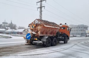 На астраханских улицах будет меньше соли и песка: сколько реагентов заготовили к зиме