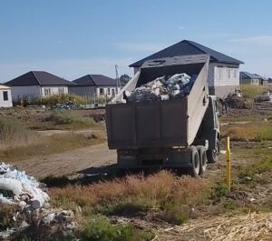 Под Астраханью грузовики массово сваливали мусор в неположенных местах