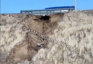 В Астрахани под мостом на улице Латышева образовался еще один размыв ливневки