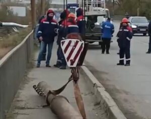 Шатающийся столб на Мясокомбинатском мосту убрали, движение восстановлено