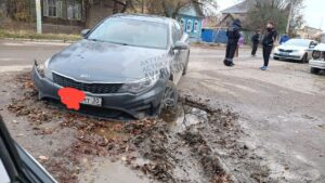 В Астрахани иномарка провалилась в яму, которая долго ждала свою жертву