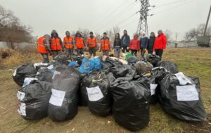 Около 100 кг мусора вблизи железной дороги собрали астраханские железнодорожники и экоактивисты