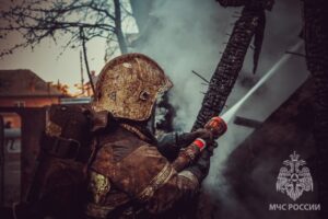 В Астрахани в многоэтажке загорелась квартира, двое человек пострадали