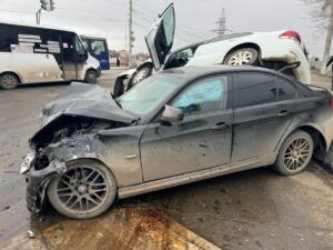 На Больших Исадах молодой водитель БМВ поехал на красный и протаранил другую машину