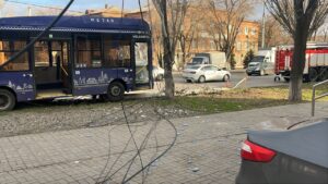 В Астрахани автобус №18 протаранил дерево и столб на оживленной улице