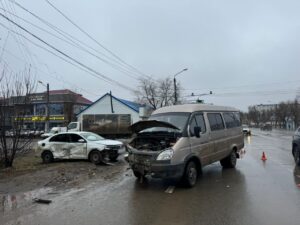 В Астрахани маршрутка попала в аварию, пострадали три подростка