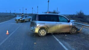 Двух человек прижало машиной после ДТП возле границы Астраханской области и Казахстана