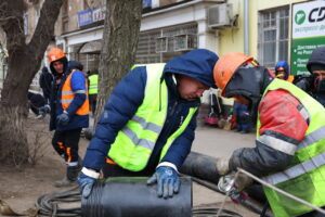 На улице Астрахани новую канализацию протягивают внутри старой