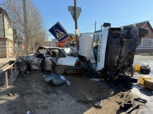 В Астрахани произошло жесткое ДТП: машина всмятку, трое малышей в больнице