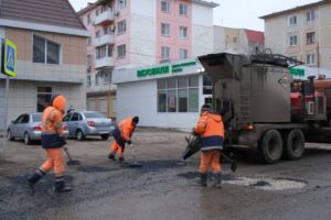 Сегодня в Астрахани асфальт полностью заполнил ямы на одной из улиц