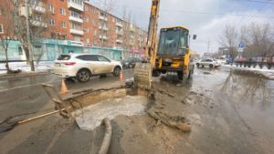 В Астрахани на ул. Академика Королева прорвало канализацию, перекрыто движение