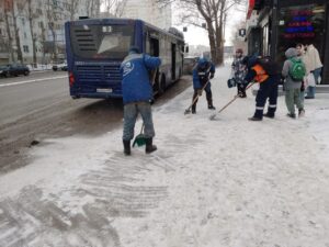 С улиц Астрахани убрали десятки тонн снега, но жалобы продолжают поступать