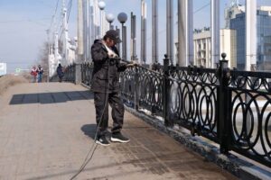 В Астрахани начали мыть мосты