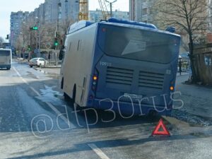 Автобусы второй день подряд застревают на улице Софьи Перовской