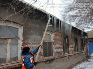 В Астрахани весь день боролись с сосульками