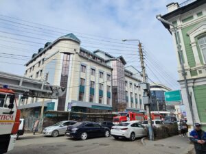 Утром на легендарном долгострое в центре Астрахани тушили пожар