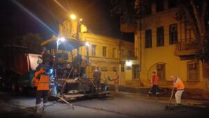 В Астрахани ремонтируют улицу возле Морского сада