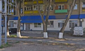 Администрацию Астрахани обязали вывозить брошенные машины из дворов