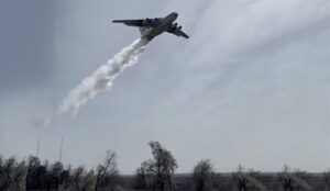 Появилось видео тушения пожара под Астраханью самолетом МЧС