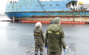 Росприроднадзор взыскивает с владельца астраханского танкера 35,5 млрд за разлив нефти