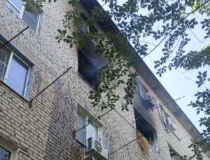 В Астрахани мать кричала прося спасти малыша, потом бросила его в окно