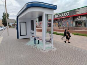 На это раз оно само: в Астрахани рассыпалась новая остановка