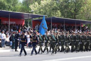 По площади Ленина прошли войска Астраханского гарнизона и Бессмертный полк