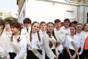 Последний звонок в Астраханской области: 16 тысяч ребят закончили школу