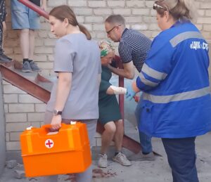 В Астрахани во дворе многоэтажки собака напала на пенсионерку и сильно укусила ее