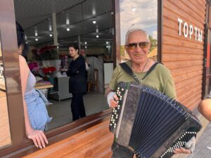 У поющей на улице Кирова бабушки появился конкурент — мужик с баяном