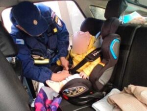 В Астрахани очень маленькую девочку не смогли вытащить из автокресла