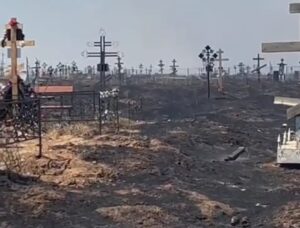В Астрахани произошел крупный пожар, сгорела часть кладбища