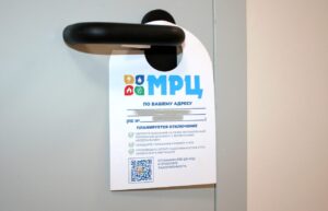 Астраханским должникам за свет развешивают предупреждения об отключении на дверях квартир