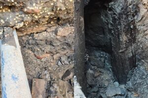Под землей на улице Ленина в Астрахани обнаружили остатки многовековых конструкций