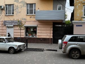 Металлическое ограждение в центре Астрахани свалилось от легкого прикосновения