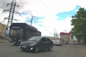 Такого еще не видели: астраханец поехал по встречной, разгоняя машины и пешехода