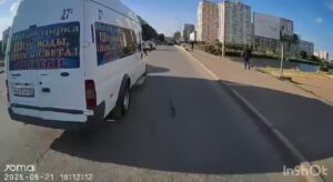 В Астрахани засняли очень опасное вождение водителя маршрутки