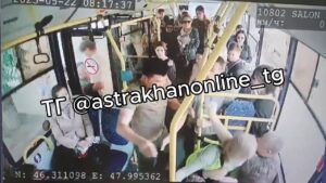 Хулиган напал на кондуктора в астраханском автобусе и швырнул ее