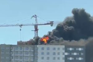 В Астрахани сильный пожар в новом ЖК на Эллинге