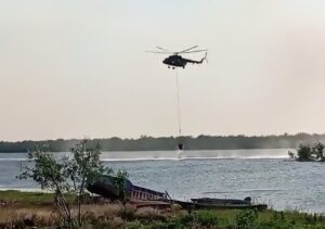Появились видео эвакуации людей и применения вертолета при крупном пожаре под Астраханью