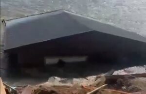 Астраханская река унесла гостевой дом на одной из калмыцких турбаз